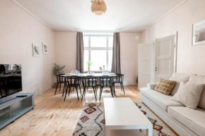 2ndhomes Bright 125m2 4BR City Center Apartment with the Great Views